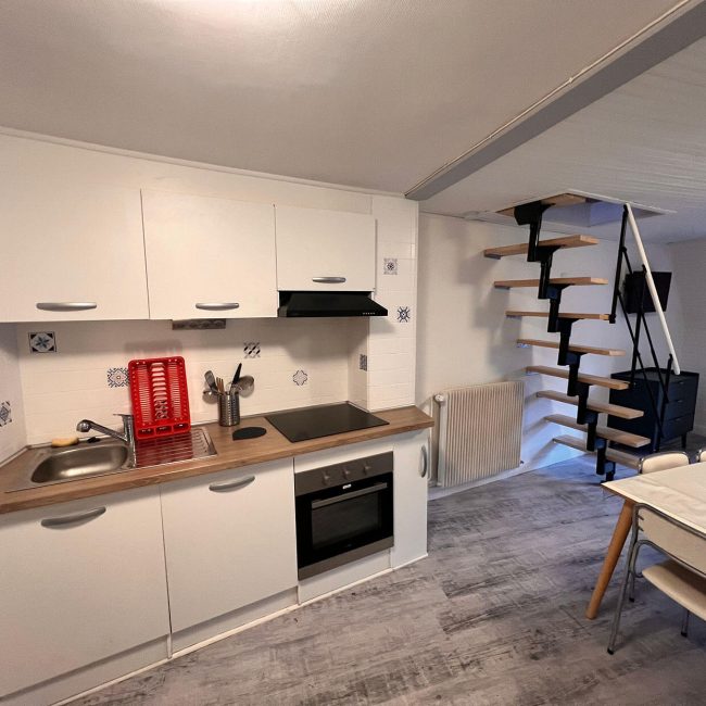 acces-cuisine-salon-sejour-appartement-pour-location-court-sejour-la-bourboule