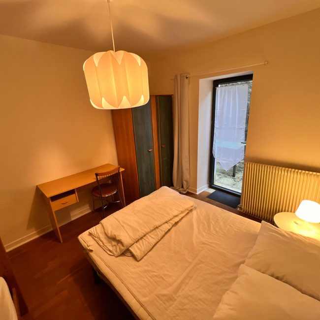 chambre-avec-bureau-et-rangement-appartement-la-bourboule
